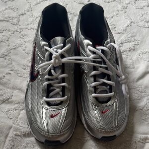 Nike Men's Silver and Red Athletic Sneakers